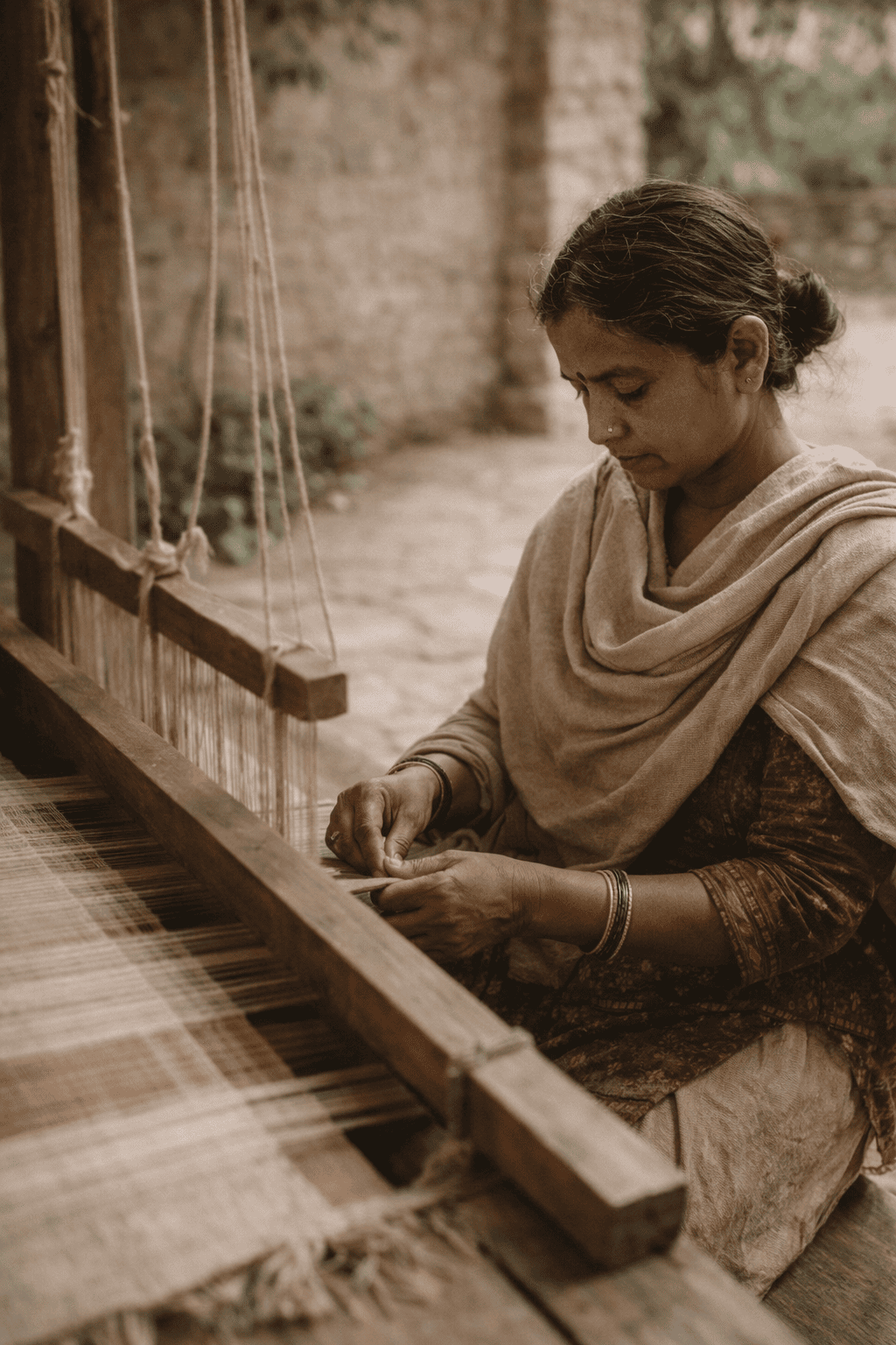 artisan-at-handloom-shaded-courtyard-min